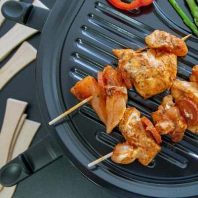 2-in-1 raclette-grill, 8 personen, elektrische tafelgrill, anti-aanbaklaag, omkeerbare grillplaat, elektrische grill, rookvrije raclette met 8 mini raclettepannetjes en 8 schrapers