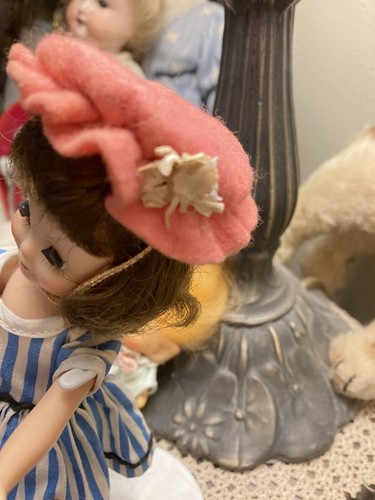 Kleiner rosa Vintage Filz Puppenhut passt Betsy Mcall.