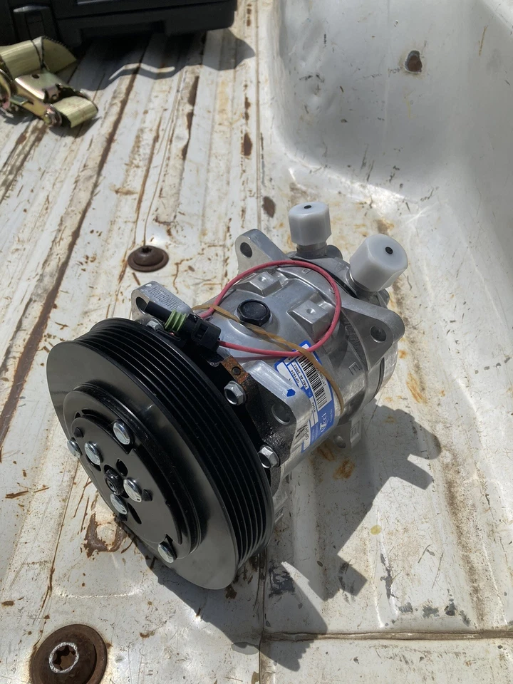 Case New Holland ac compressor - Image 4 of 4