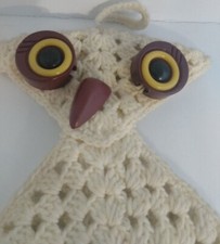 Vintage Beige Nylon Macrame Owl Towel Hanger Plastic Eyes  Beak 17" x 8" approx