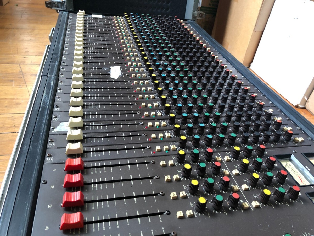 Soundcraft Series 200 24-Channel Analog Mixing Console Soundcraft Series 200 24-Channel Analog Mixing Console