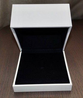 De Beers Jewelry ring presentation box. 4''x4''x2.5''.