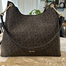 Borsa a mano Calvin Klein stile classico hobo stampa logo monogramma accenti oro marrone