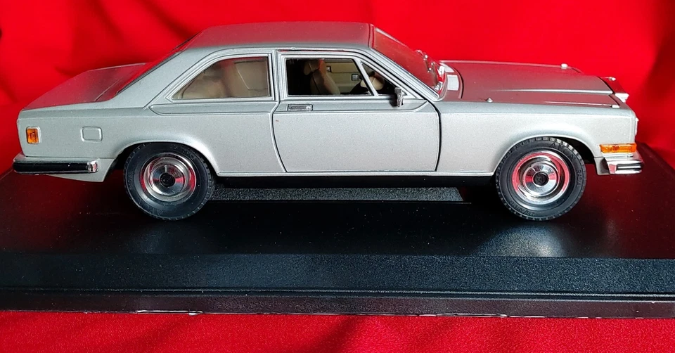 Modellino Auto Rolls Royce Camargue Scala 1:22 - Immagine 3 di 4
