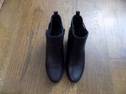 Black Shimmer Beartraps Boots Lace Up side back Accents 2" chunky heels sz 6 EUC - Picture 13 of 14