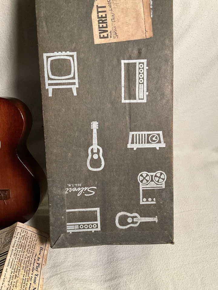 Ukelele soprano Silvertone finales de 1950 RARO con caja original y hoja de instrucciones Foto 3 de 4