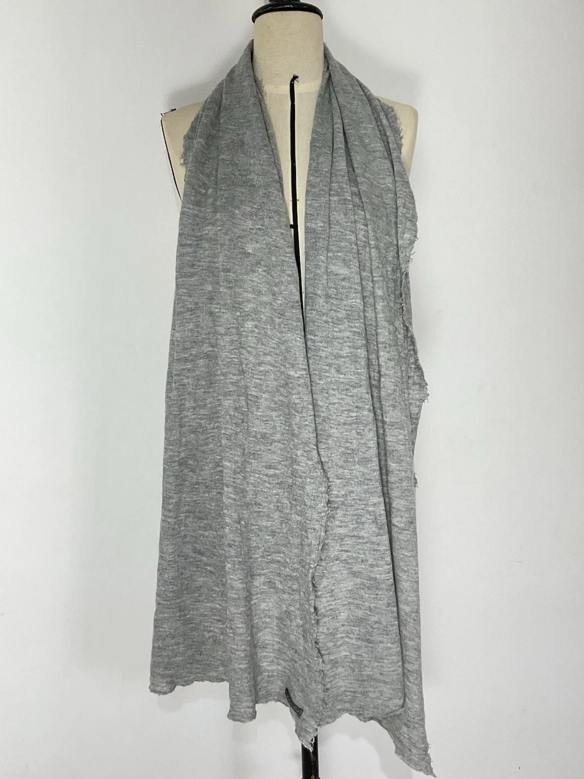 FALIERO SARTI women’s Virgin Wool Blend Scarf In Gray M.in.italy G.COND
Opens in a new window or tab