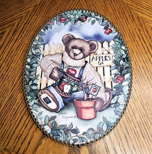 Miś Apple Seller Komin Cover Art autorstwa Laurie Korsgaden Galeria Grafika