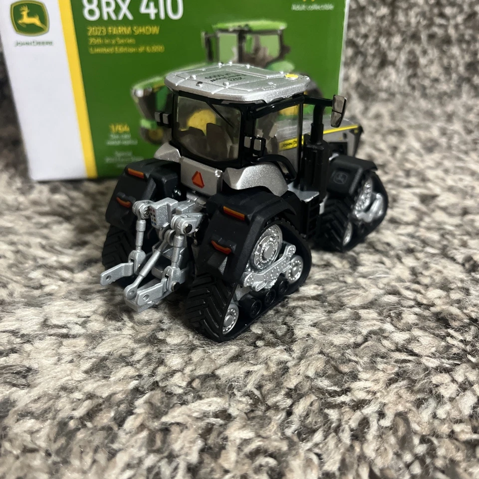 1:64 ERTL John Deere 8RX 410 2023 Farm Show Edition Silver Chase! NEW! - Image 3 of 3