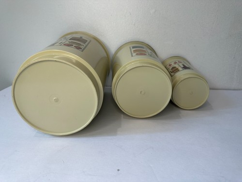 Kitschy Vintage Nesting Plastic Canisters MCM set of 3 - 2 full 1 without lid - Picture 7 of 8