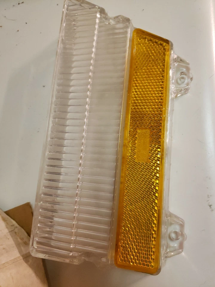 Линза для левостороннего габаритного фонаря GM5950637 74-75 Oldsmobile 98 новая из старых запасов - Изображение 4 из 4