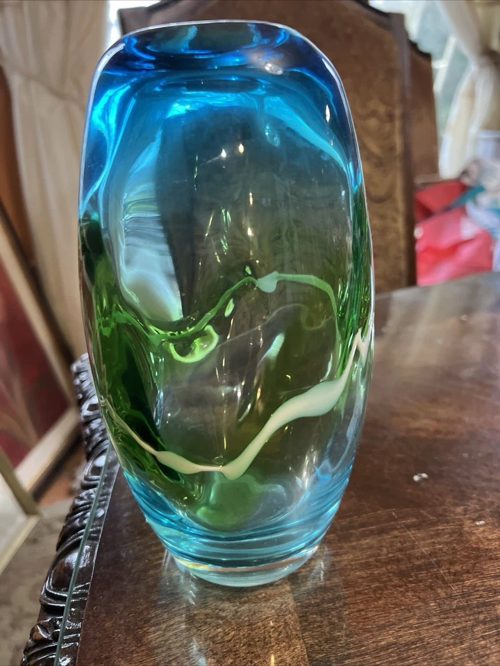 Jarrón moderno soplado a mano de vidrio azul verde azulado colorido divots Foto 4 de 4