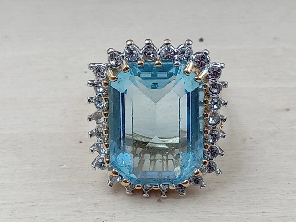 Anillo de placa de oro con topacio azul ovalado facetado y circonitas blancas circundantes: talla 5,5 Foto 3 de 4