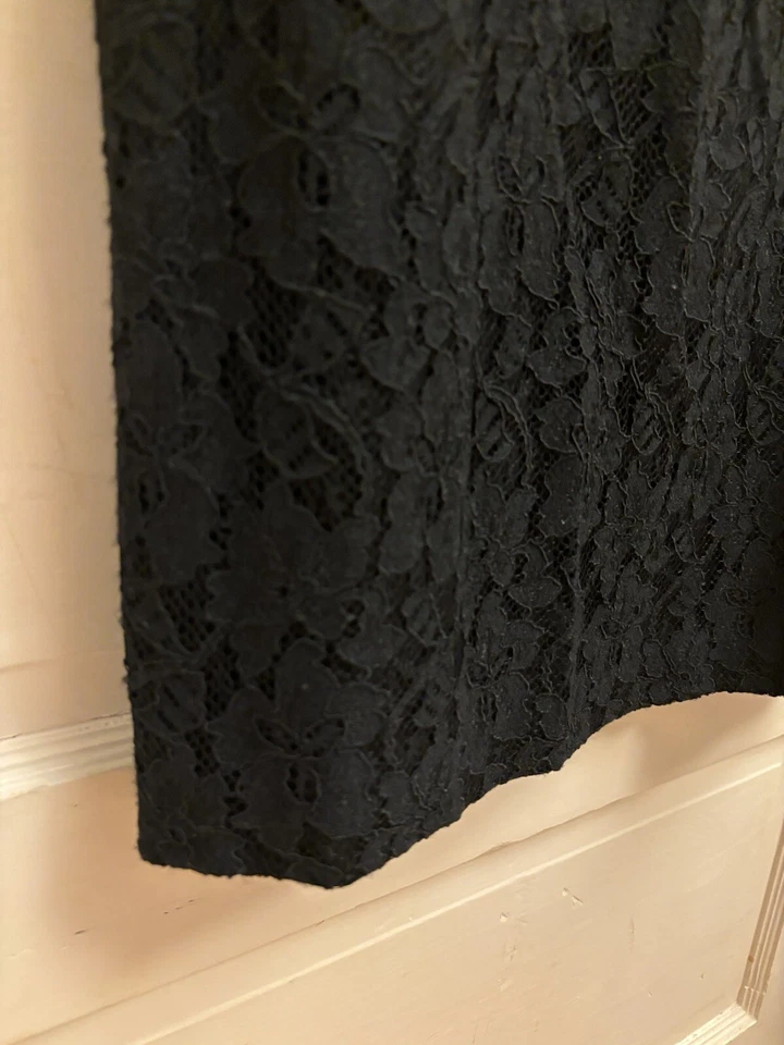 Vestido Vaina Theory Negro Encaje Sin Mangas Cuello en V Forrado Sobre la Rodilla Talla 8 $355 Foto 4 de 4