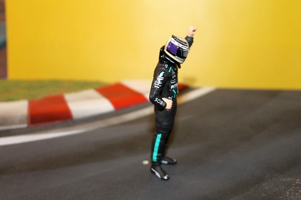 1:18 MICK SCHUMACHER MERCEDES AMG TEST FAHRER 2024 - Bild 2 von 4