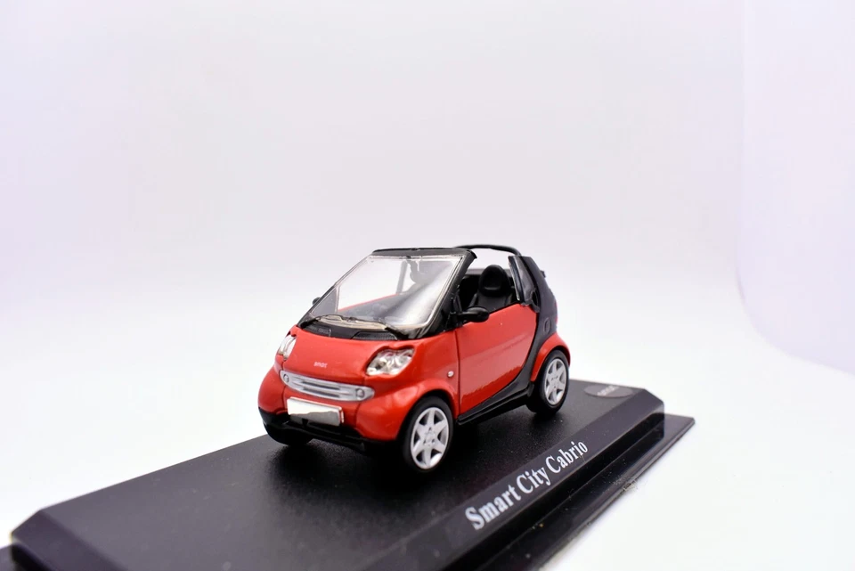 Modellino auto scala 1:43 Smart cabrio red modellismo statico collezione diecast - Immagine 2 di 3