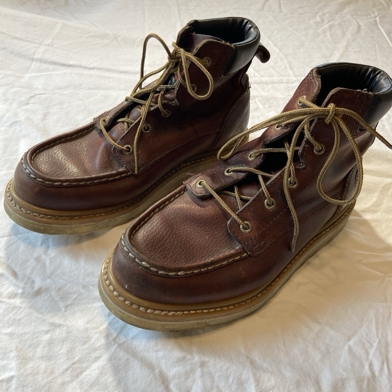 Red Wing Irish Setter Men’s Work Boots – Size 9 – Rugged & Ready