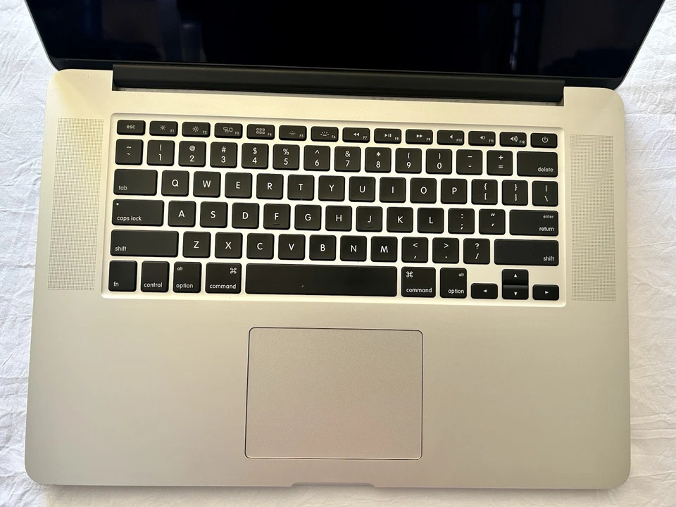 MacBook Pro Retina 15 A1398 (mediados de 2015) 2,2 GHz Quad Core i7 16 GB 500 GB SSD Foto 4 de 4
