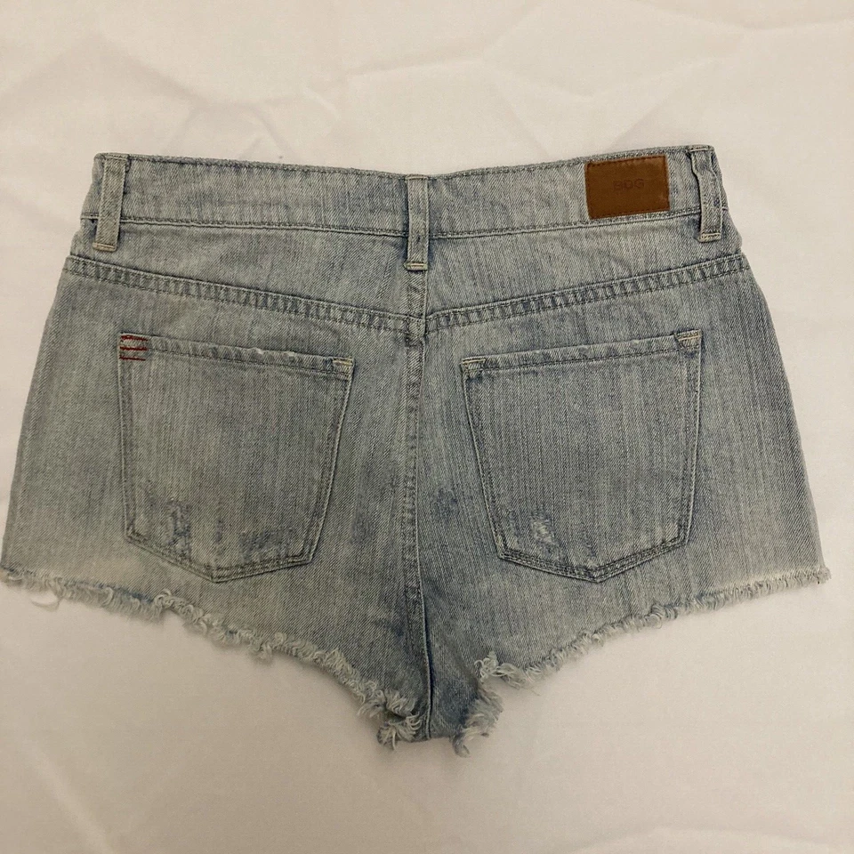 Pantalones Cortos Camuflaje BDG Mujer Tiro Alto DREE Cheeky Camuflados Envejecidos Talla 29 Foto 3 de 4