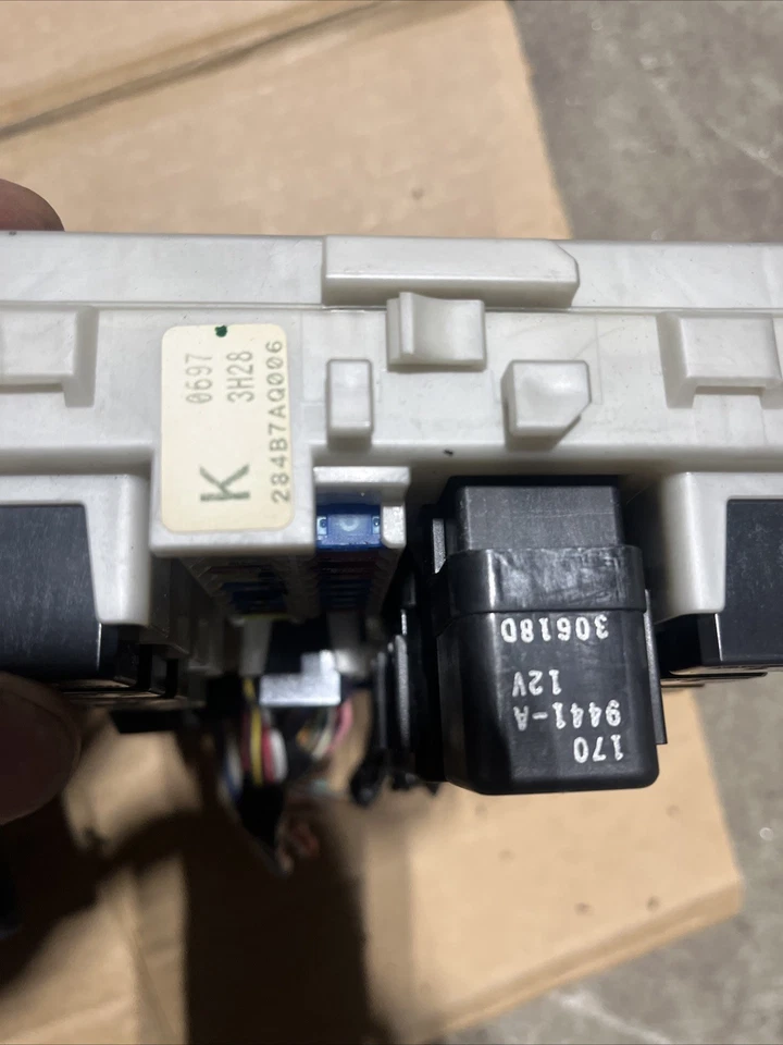 Infiniti G35 2004 cupé IPDM caja de relé de fusibles debajo del capó automático Foto 3 de 3