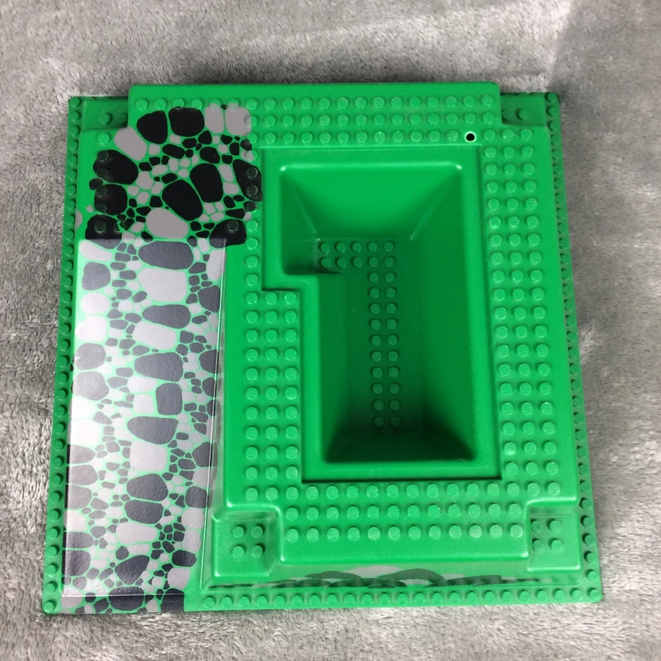 Vtg LEGO Green Raised Landscape Baseplate 6081 Kings Mountain Fortress 2552 — 第 3/4 张图片