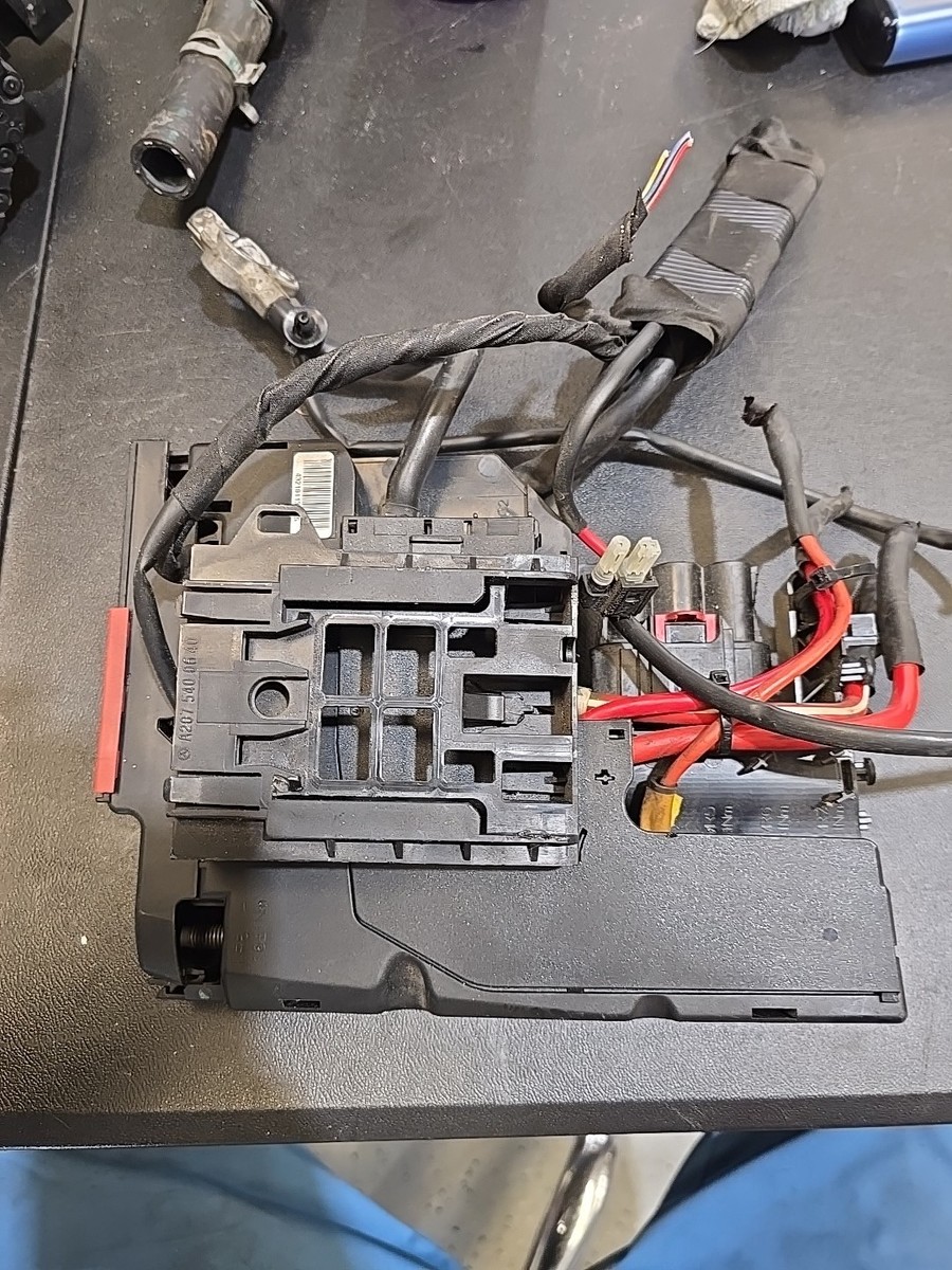 MERCEDES A207 C207 E S204 W204 C X204 GLK Junction Block PREFUSE