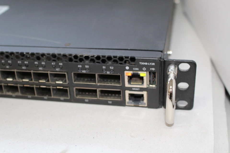 Quanta QCT T3048-LY2R Switch mit 3x Lüfter 2x Netzteil 48-Port Switch - Bild 3 von 4