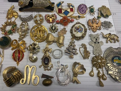 36pcs Vintage & Unique Pins Brooches Costume Jewelry***