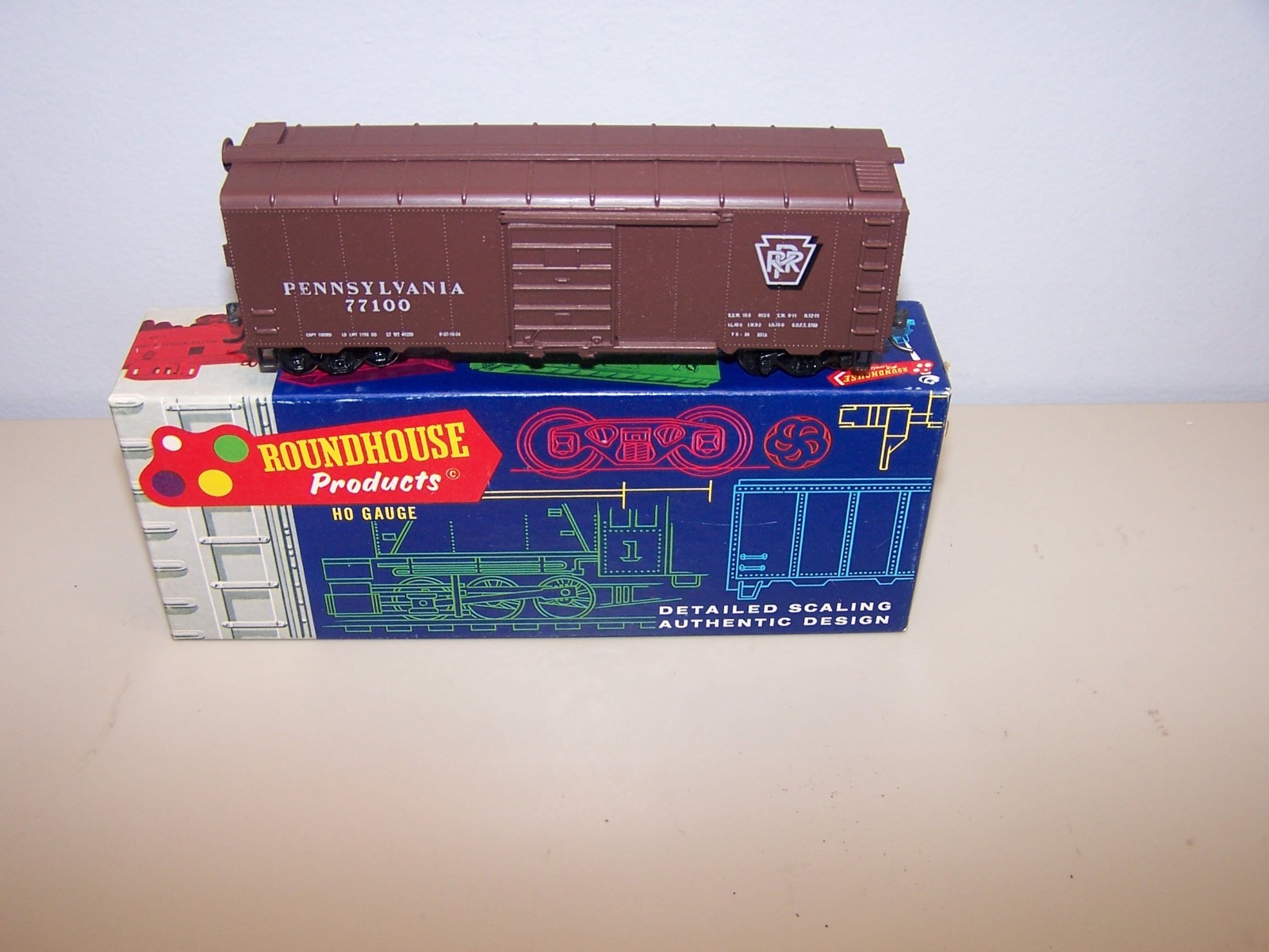 HO Roundhouse Products 40' Roundtop Box Car Pennsylvania PRR 77100 RTR