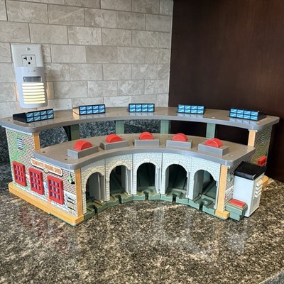 Vintage Thomas & Friends Wooden Railway Deluxe Talking Roundhouse 2004 Gullane