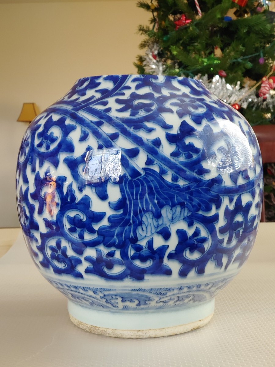 清康熙官窑青花瓷一把莲唐草海水天球瓶身 Kangxi Guanyao Blue
