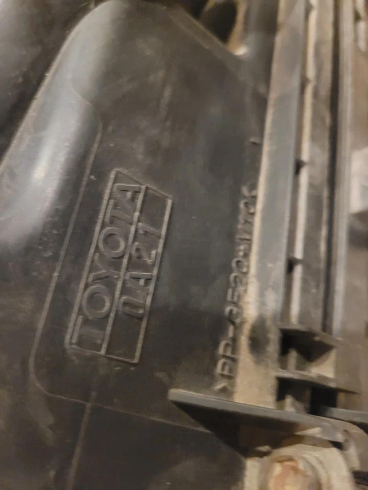 Conjunto de filtro de aire usado se adapta a: Toyota Sienna 2005 3,3 L 3MZFE Foto 3 de 4