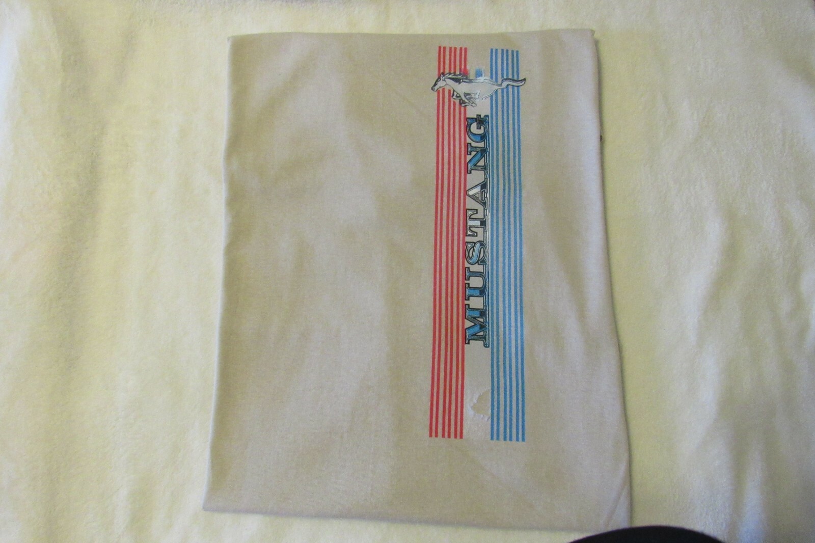 T shirt Ford Mustang Bar & Pony con piccola imperfezione nel trasferimento decalcomania