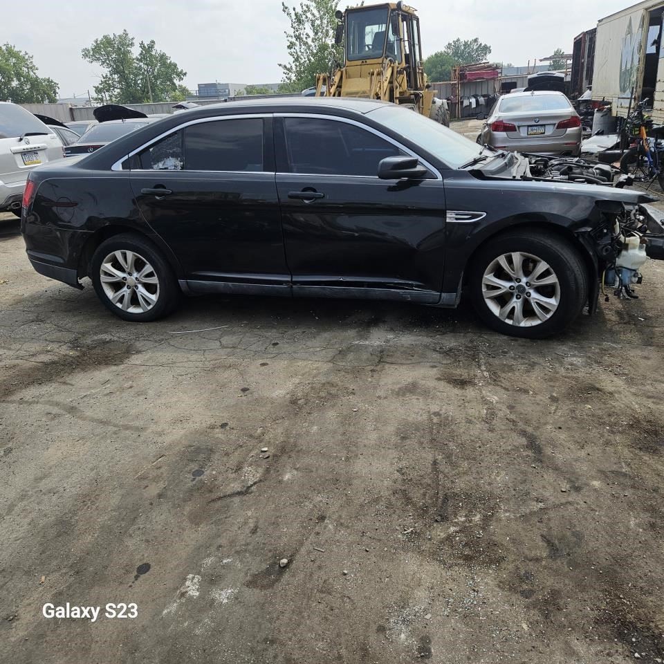 Fuel Pump Assembly 3.7L FWD Fits 10-12 MKS 451236