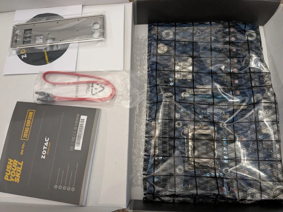 Placa madre para minería Zotac B150 Foto 3 de 4