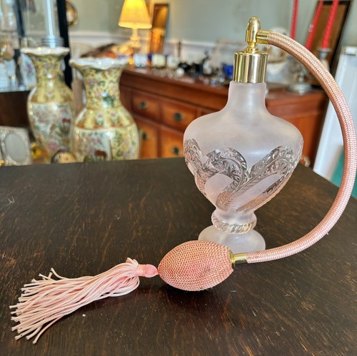 Vintage Glass Pink Perfume Atomiser - Picture 2 of 3