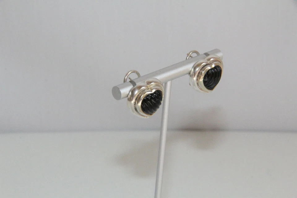 Pendientes Omega Corazón Ónix Negro Plata de Ley Foto 2 de 4