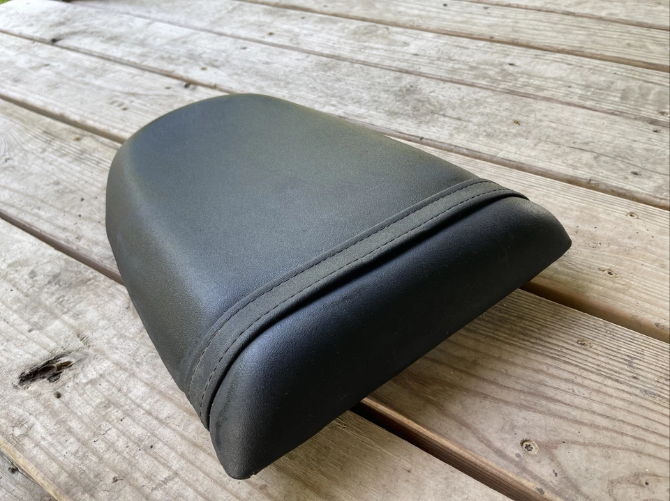 Asiento de pasajero trasero Suzuki GSXR 600 / 750 / 1000 S35F SAE-PP-T20 Foto 2 de 4