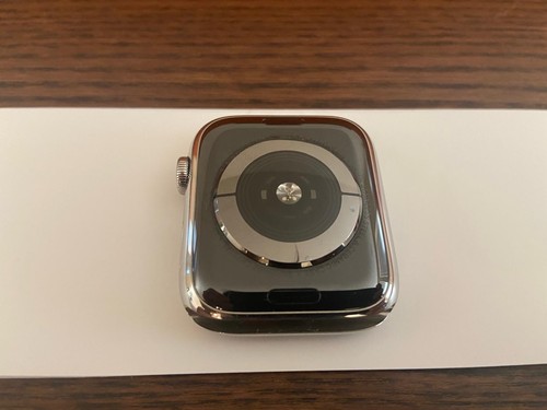 Apple Watch Hermès Série 4 - 44 mm en acier inoxydable avec bracelets Hermès et boîte - Photo 12 sur 12