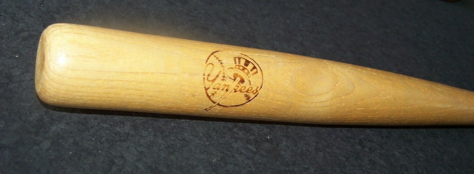 New York Yankees blonde wood mini baseball bat with logo Top Hat 17.75 inches NY c35537