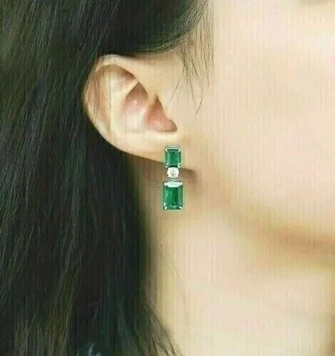 Серьги-подвески с имитацией зеленого изумруда 3 карата покрытие белым золотом 14 карат - Изображение 2 из 3