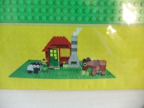 LEGO CLASSIC GREEN BASEPLATE TOY # 10700 10"X10" NEW FACTORY SEALED
