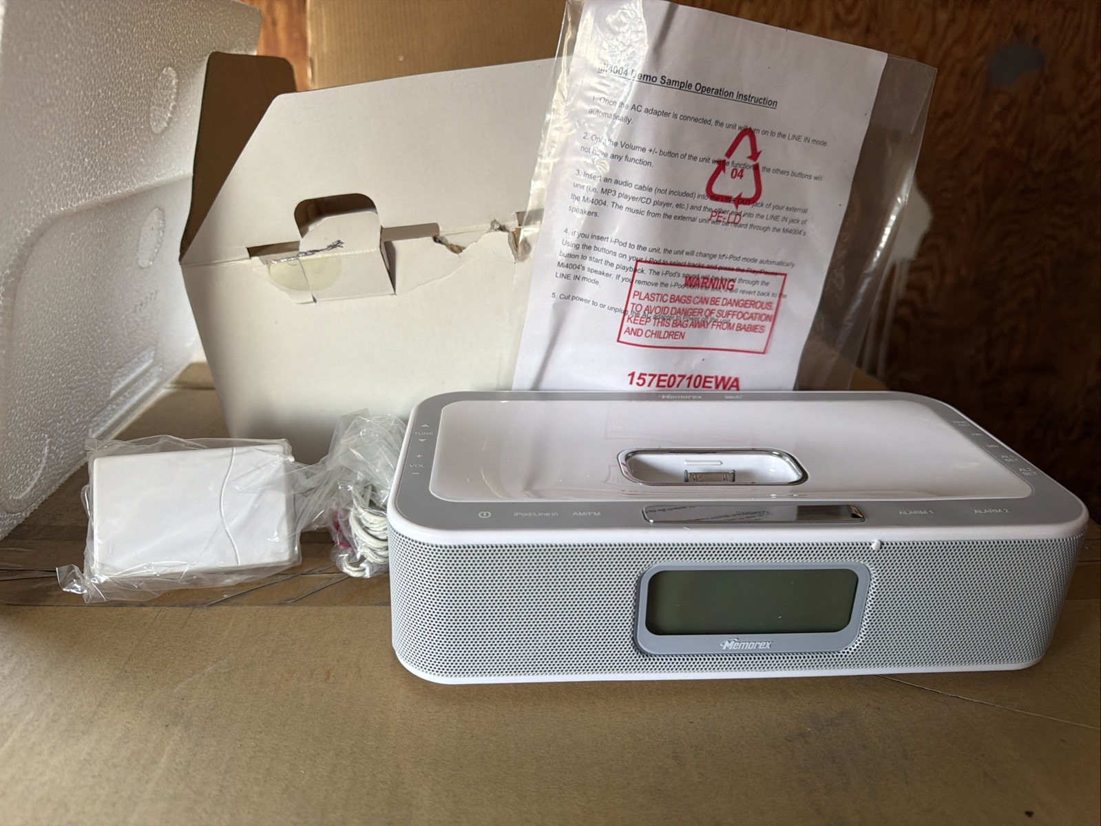 Memorex iwake Dual Alarm Clock with AM/FM Radio & iPod Compatibility Mi4004