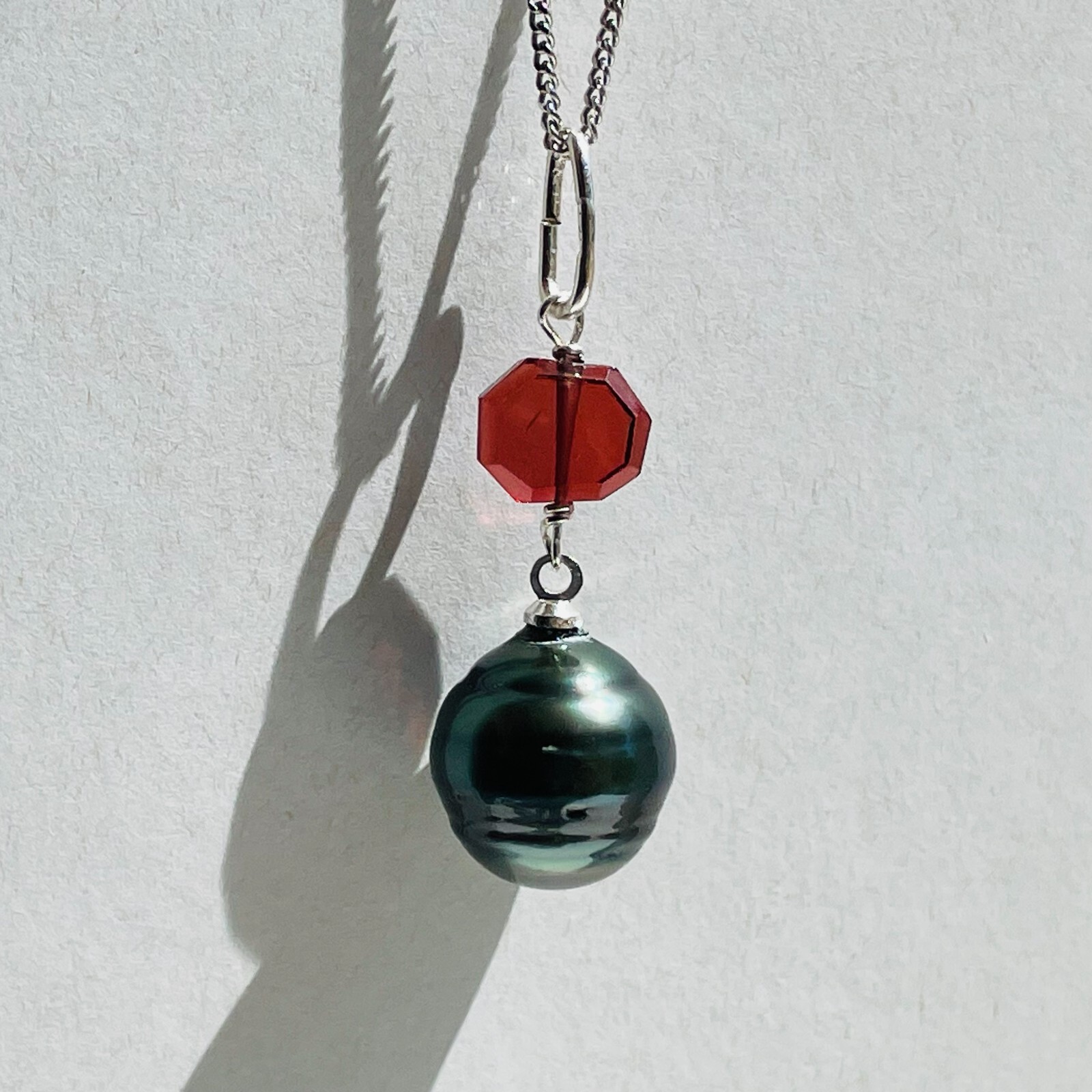 Pendentif argent perle noire de Tahiti et grenat #1610, cadeau d'anniversaire d'exception