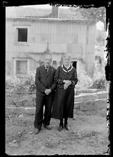 Ritratto Coppia Vecchio Piedi Giardino Casa - Antico Negativo Foto An. 1940