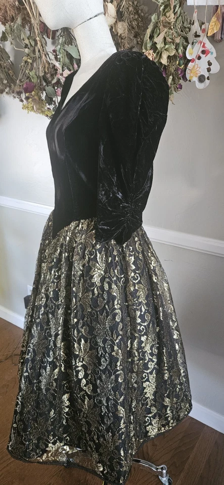 Vestido de graduación vintage de terciopelo y encaje negro y dorado de los años 80 de EXPO mkd talla 8 Foto 4 de 4