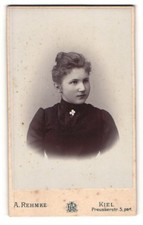 Fotografie A. Rehmke, Kiel, Preusserstr. 5, Junges gutaussehendes Mädchen mit o 
