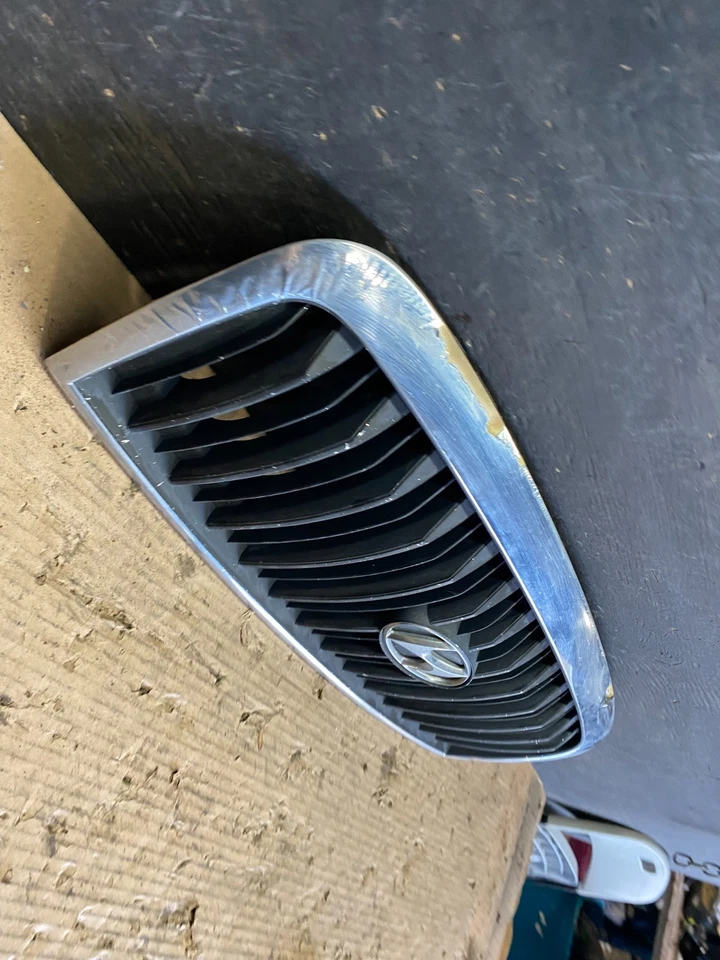 2001 to 2005 Hyundai Sonata Front Upper Grille Grill Bumper OEM S5868 DG - Image 3 of 4