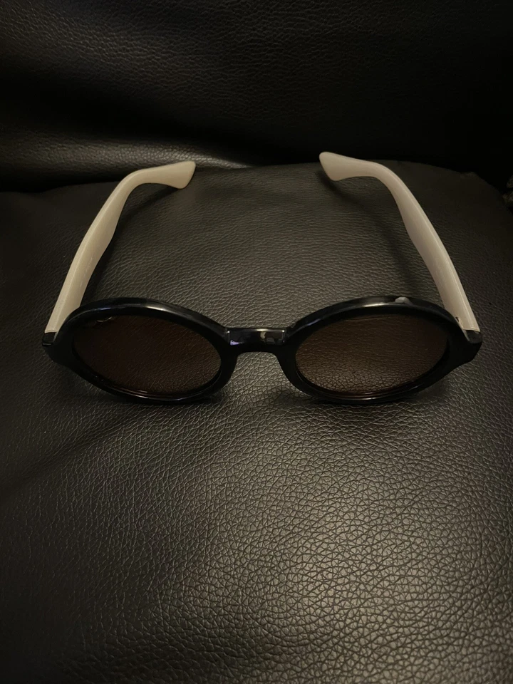 Gafas de sol ISAAC MIZRAHI lentes redondas espejadas negras con brazos beige precio de venta sugerido por el fabricante $100 Foto 2 de 4