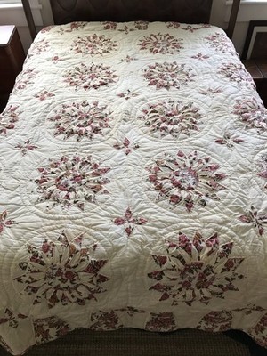 Vtg Patchwork Quilt Roses Floral Pattern Cream Cottagecore Scalloped 84x92''